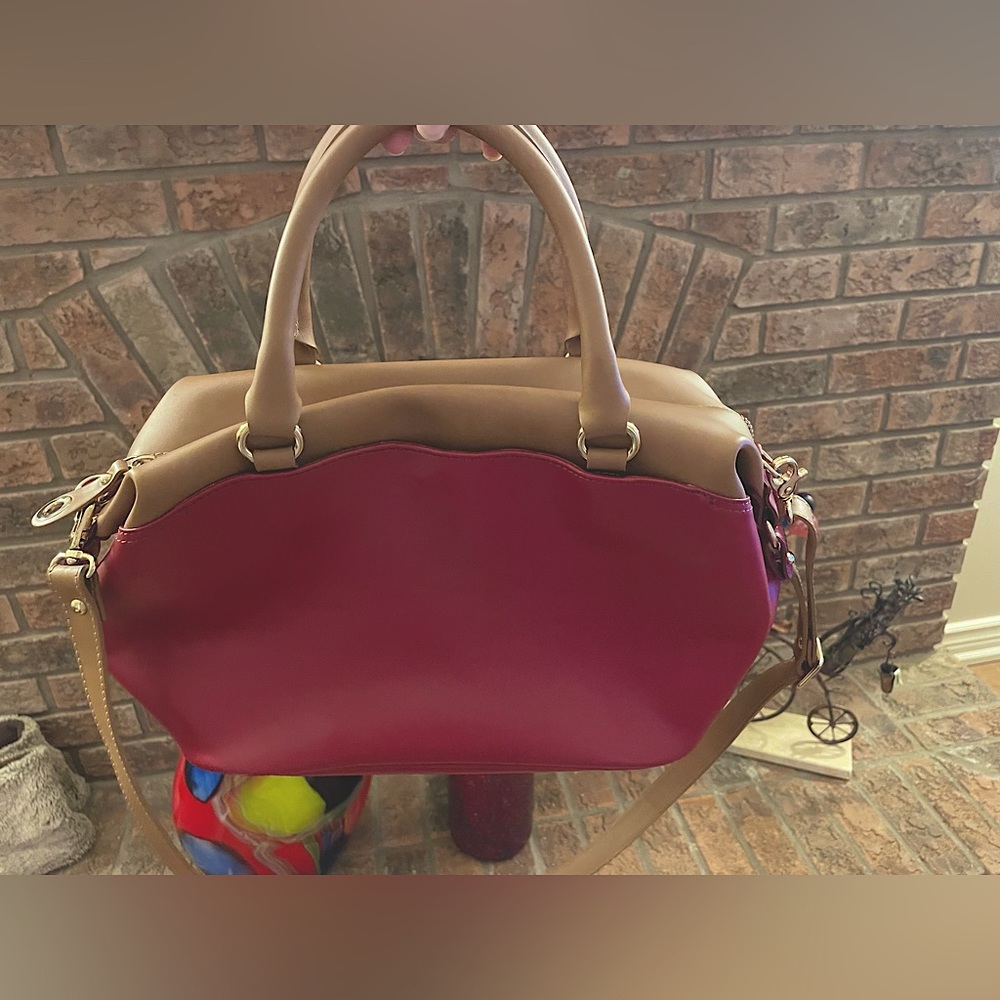 Gianni Notaro over the shoulder style bag.